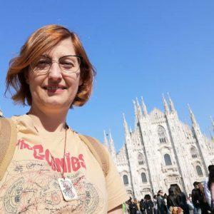 Foto che raffigura la Lettrice Per Passione: capelli rossi, maglietta dei Goonies e sullo sfondo il Duomo di Milano
